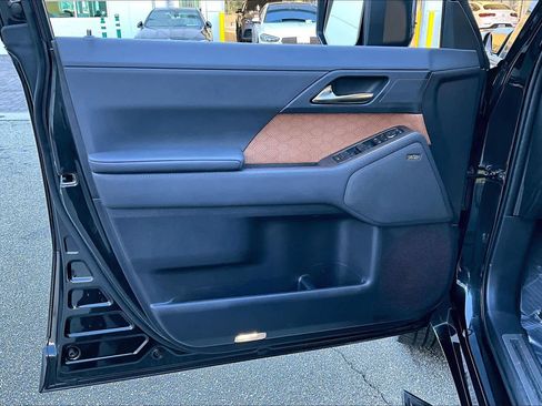 Used 2024 Lexus GX 550 w/ Accessory Package (2T) image 21