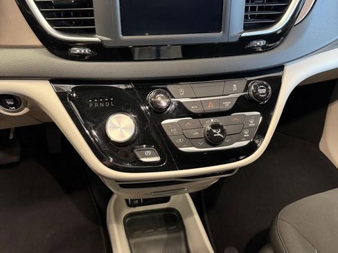 Used 2024 Chrysler Voyager LX FWD image 17