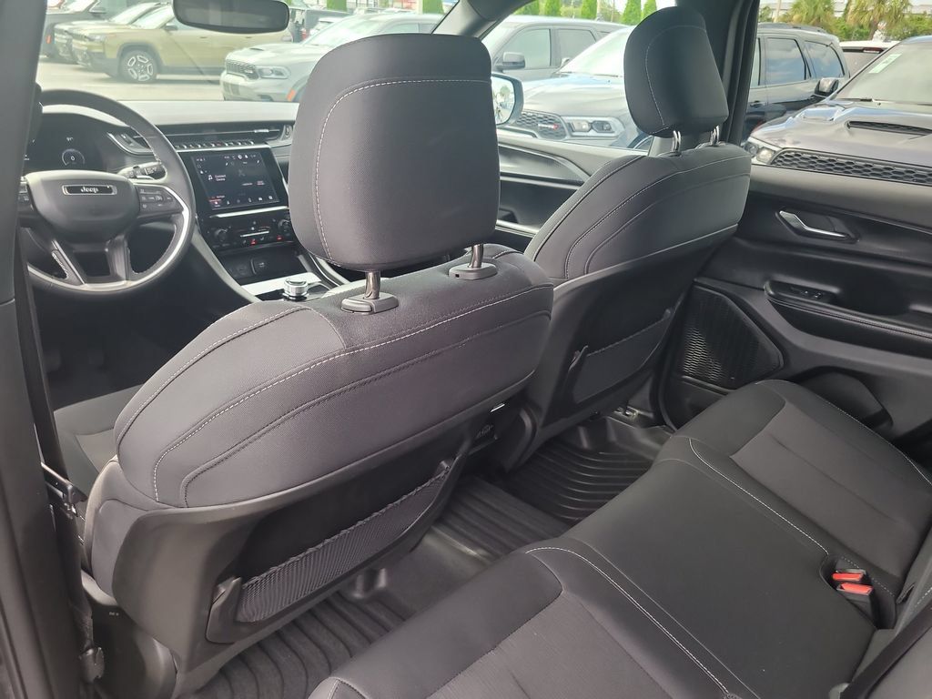 Used 2024 Jeep Grand Cherokee Laredo w/ Luxury Tech Group I AWD/4WD image 13