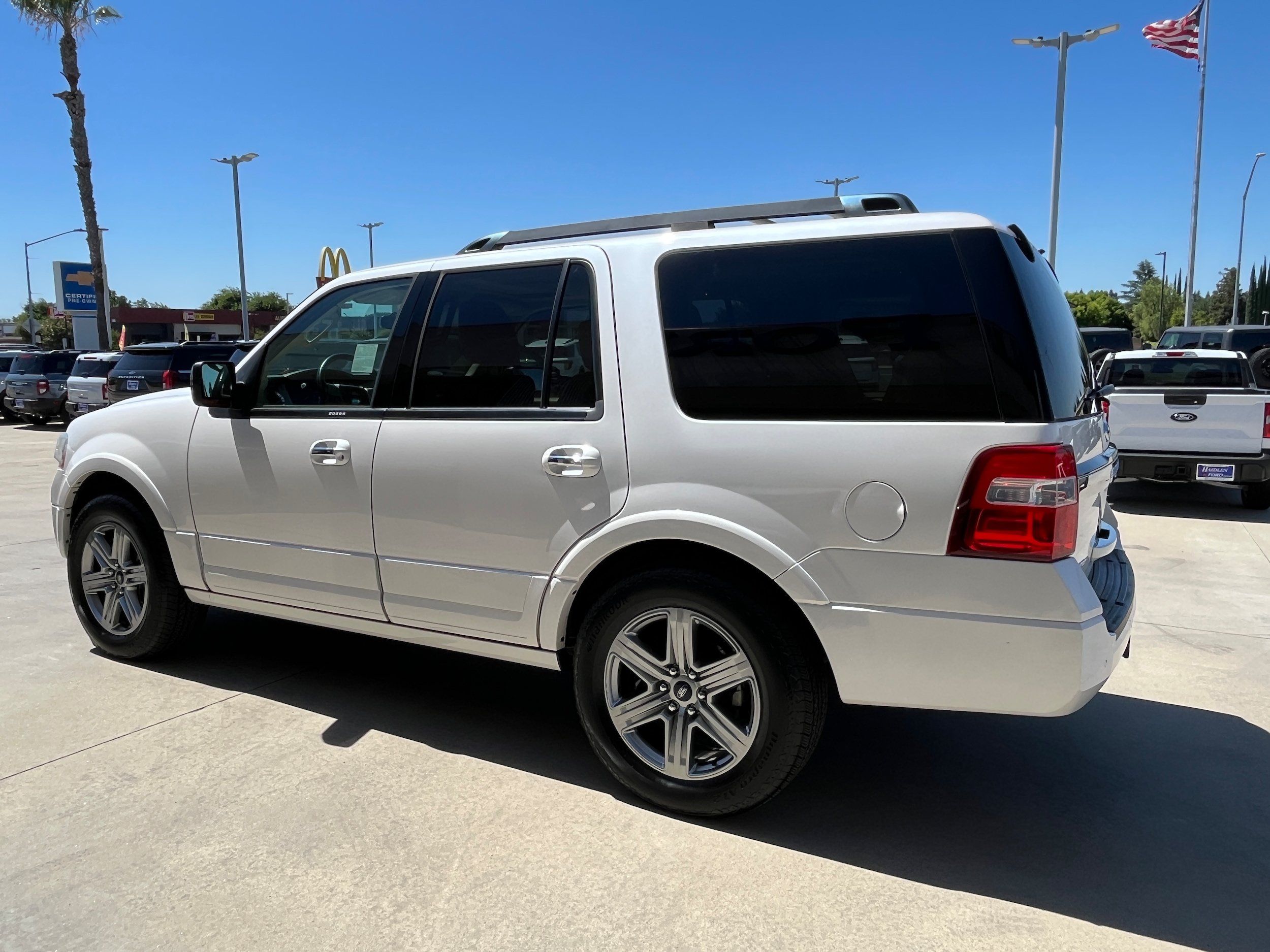 Used 2017 Ford Expedition Limited w/ Equipment Group 301A AWD/4WD image 3