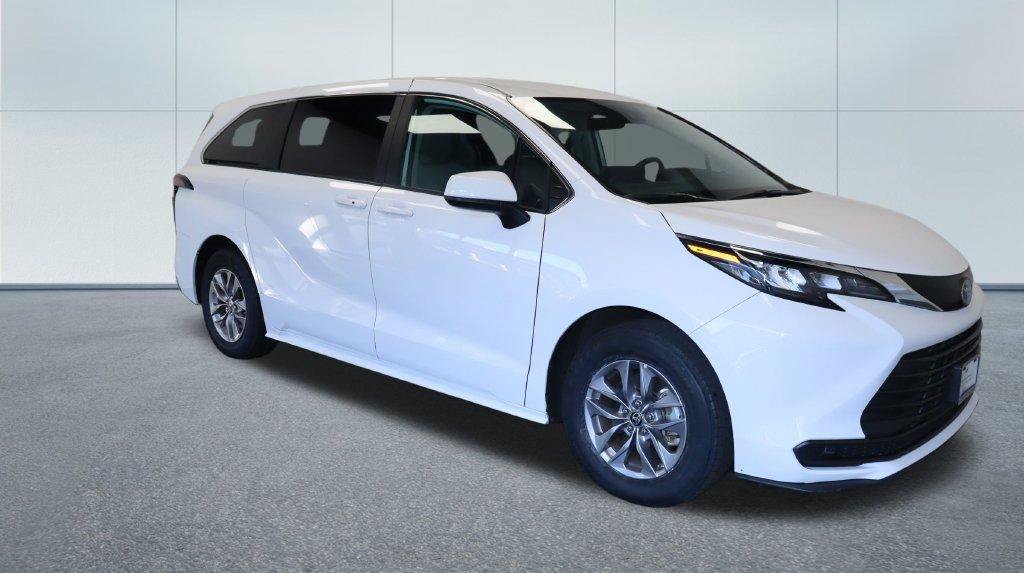 Used 2024 Toyota Sienna LE AWD/4WD image 10