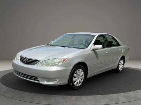 Used 2005 Toyota Camry LE FWD image 1