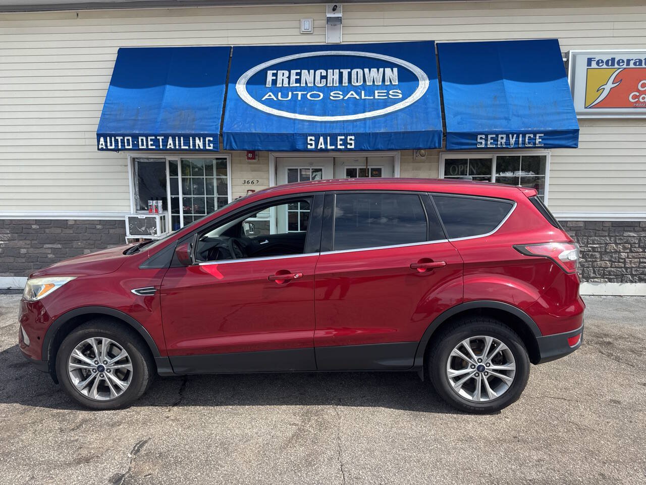 Used 2017 Ford Escape SE AWD/4WD image 2