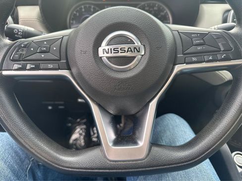 Used 2020 Nissan Versa SV FWD image 13