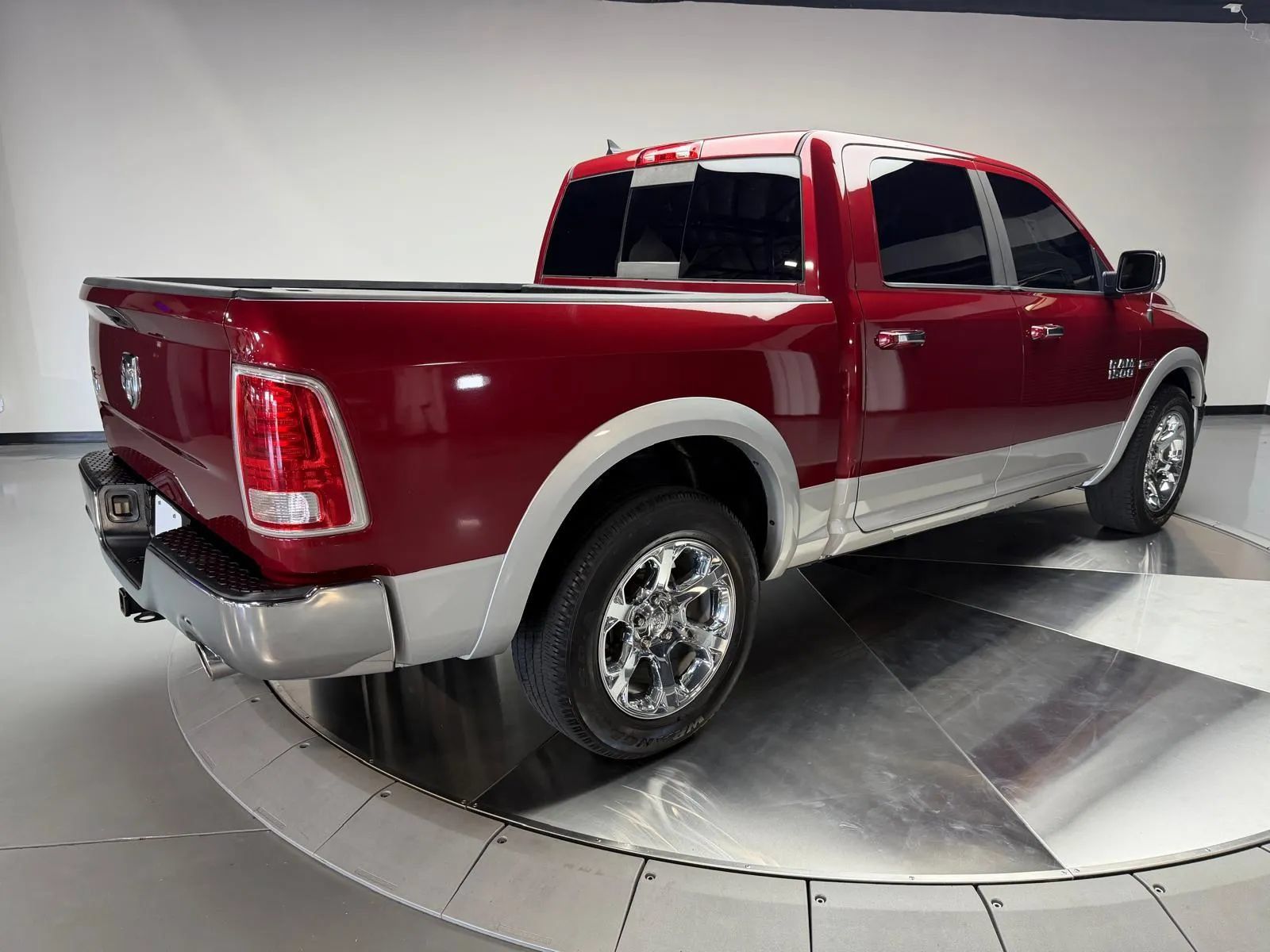 Used 2014 RAM 1500 Laramie RWD image 2