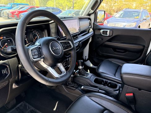 Used 2024 Jeep Wrangler Unlimited Sahara AWD/4WD image 16