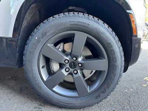 New 2026 Land Rover Defender 110 X-Dynamic SE image 7