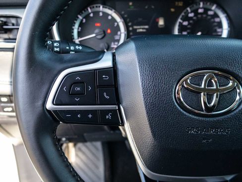 Used 2025 Toyota Highlander XLE FWD image 43