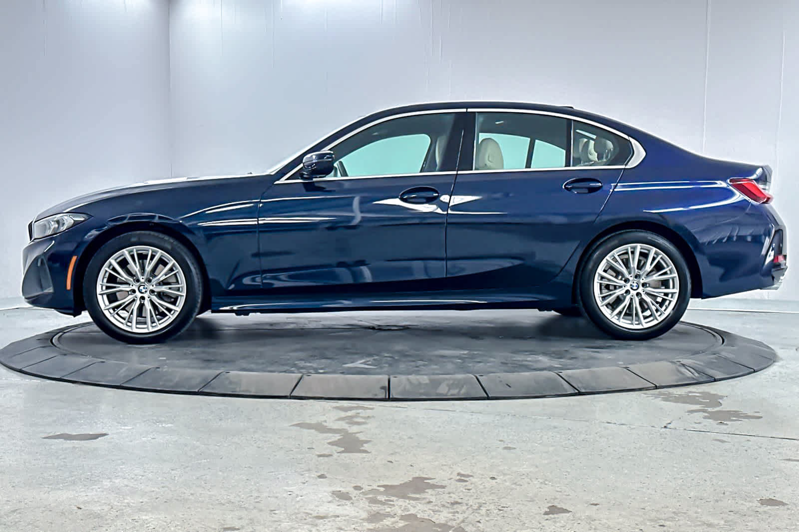 Used 2024 BMW 330i Sedan w/ Convenience Package RWD image 4
