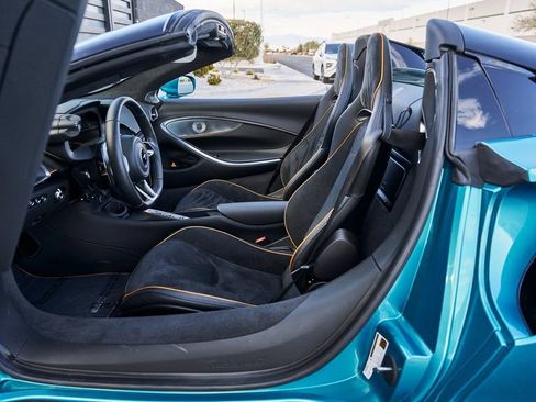 Used 2025 McLaren Artura Spider RWD image 31