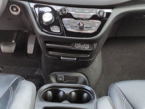 Used 2025 Chrysler Pacifica Select FWD image 18