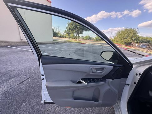 Used 2015 Toyota Camry SE w/ Moonroof Package FWD image 17