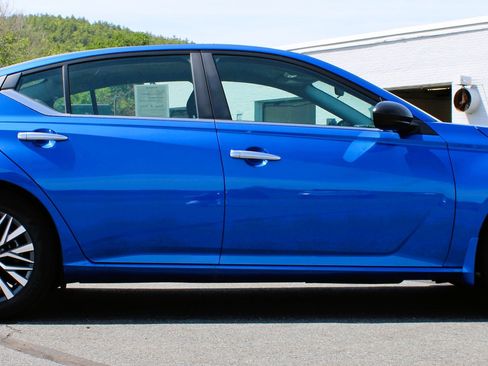 Used 2025 Nissan Altima 2.5 SV FWD image 6