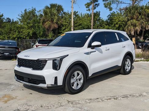 Certified 2025 Kia Sorento LX image 5