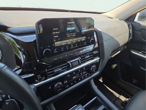 Used 2025 Nissan Pathfinder SL AWD/4WD image 16