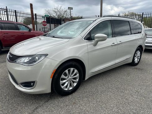 Used 2017 Chrysler Pacifica Touring-L FWD image 3