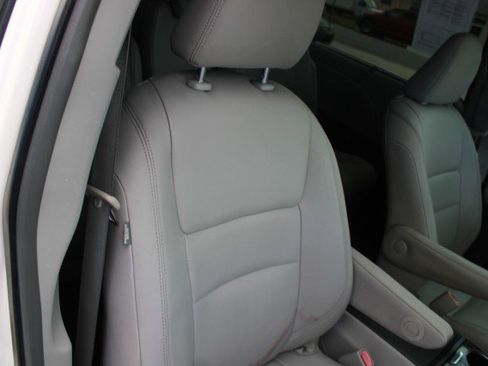 Used 2015 Toyota Sienna XLE FWD image 23