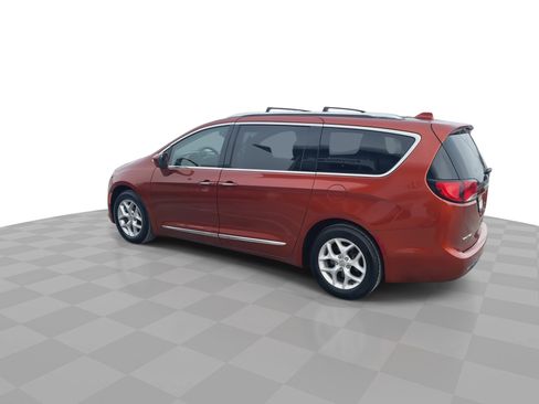 Used 2018 Chrysler Pacifica Touring-L Plus image 6