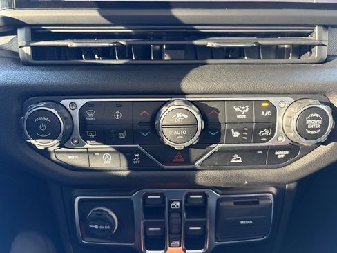 Used 2025 Jeep Gladiator Sport image 15