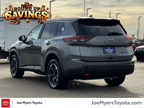 Used 2024 Nissan Rogue SV image 7