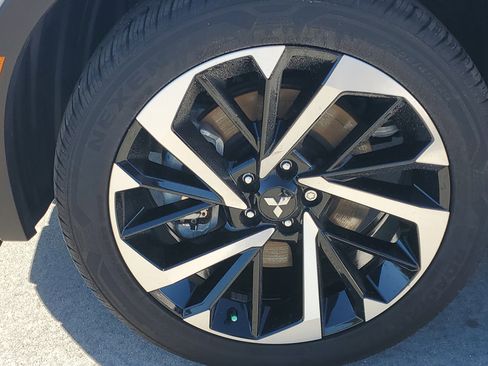 Used 2024 Mitsubishi Outlander AWD image 5