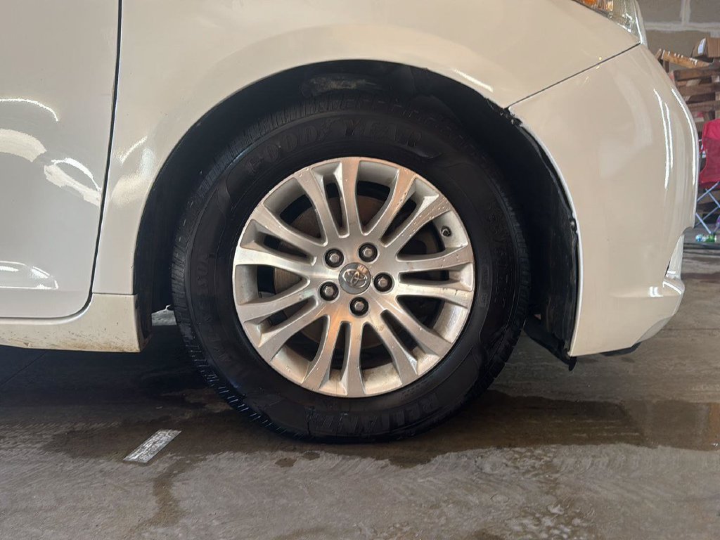 Used 2014 Toyota Sienna XLE w/ Entertainment Package FWD image 17