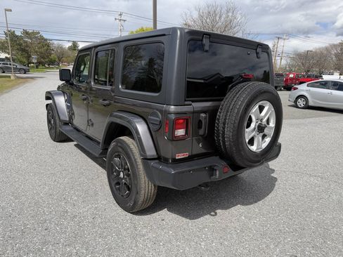 Used 2018 Jeep Wrangler Unlimited Sahara AWD/4WD image 3