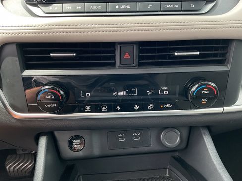 Used 2025 Nissan Rogue SV FWD image 25