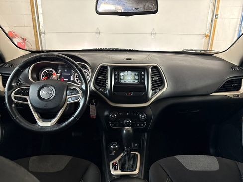 Used 2018 Jeep Cherokee Latitude w/ Cold Weather Group image 17