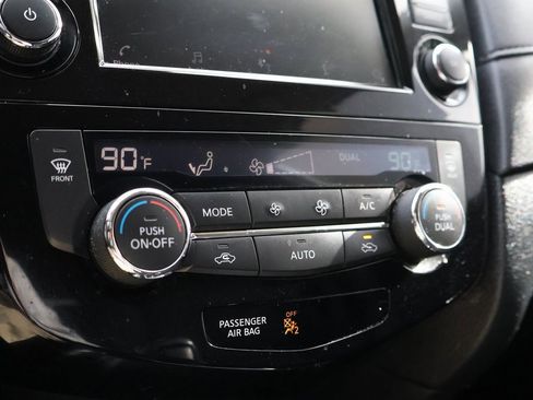 Used 2019 Nissan Rogue SV image 37