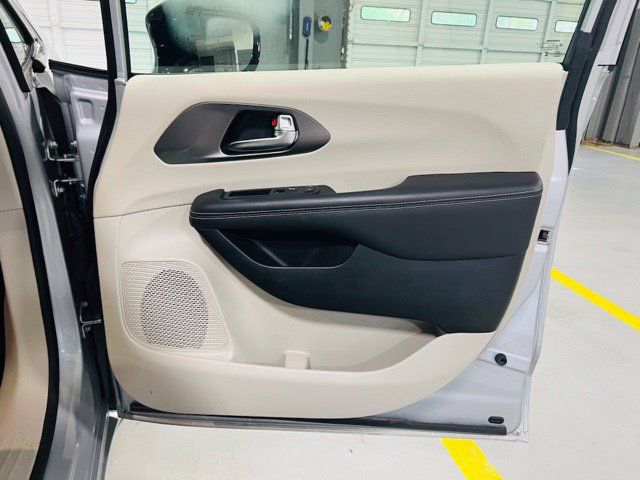 Used 2024 Chrysler Pacifica Touring-L FWD image 31