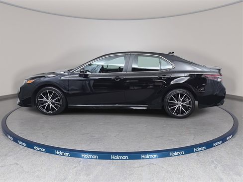 Used 2024 Toyota Camry SE image 3