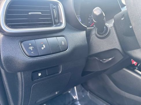 Used 2019 Kia Sorento FWD image 10