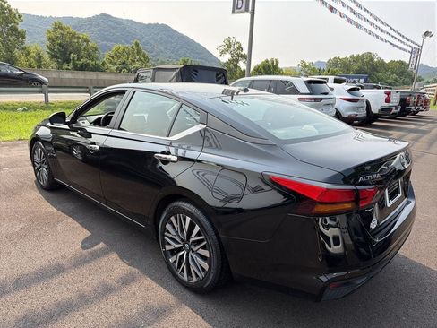 Used 2025 Nissan Altima 2.5 SV FWD image 7