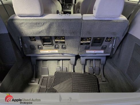 Used 2016 Toyota Sienna L image 7
