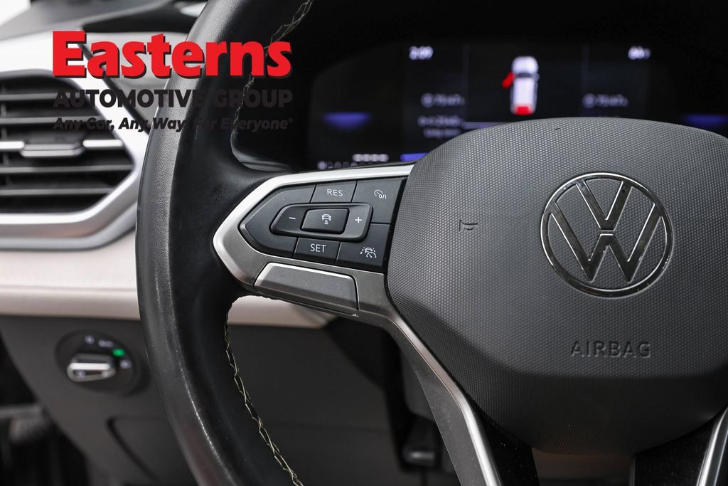 Used 2025 Volkswagen Taos SE FWD image 15