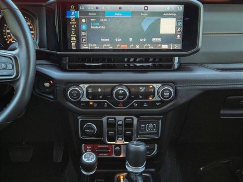 Used 2024 Jeep Gladiator Mojave AWD/4WD image 16