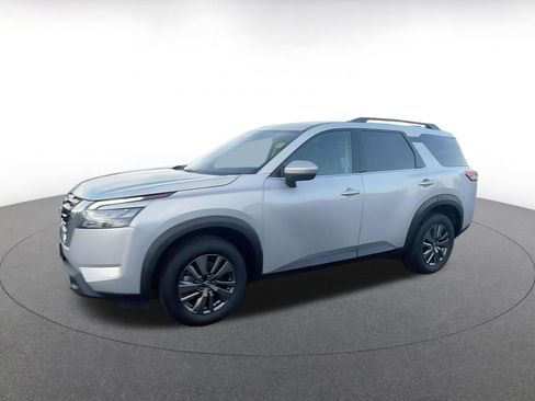 Used 2025 Nissan Pathfinder SV image 8