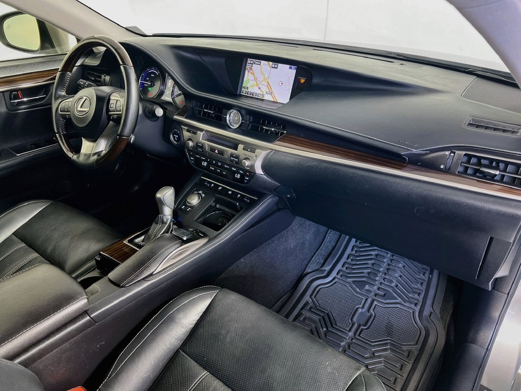 Used 2016 Lexus ES 300h w/ Luxury Package w/Wood Trim FWD image 30