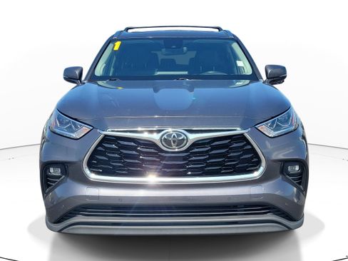 Used 2021 Toyota Highlander Limited FWD image 2