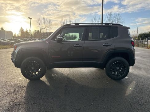 Used 2017 Jeep Renegade Trailhawk w/ Premium Trailhawk Package image 4