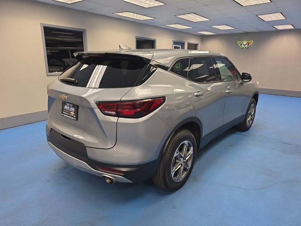 Certified 2025 Chevrolet Blazer LT FWD image 3