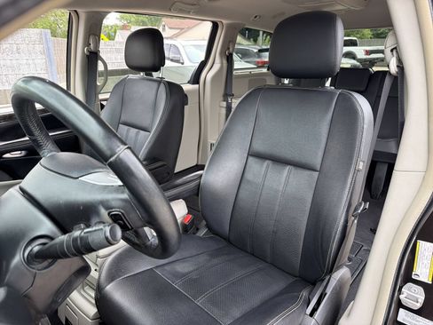 Used 2016 Chrysler Town & Country Touring-L w/ Driver Convenience Group FWD image 18