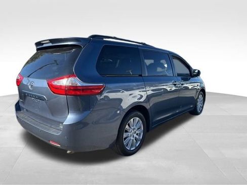 Used 2017 Toyota Sienna XLE Premium image 7