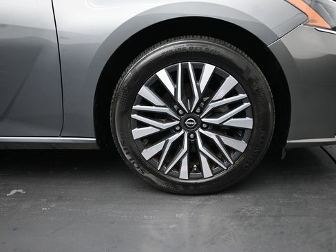 Used 2024 Nissan Altima 2.5 SV FWD image 10