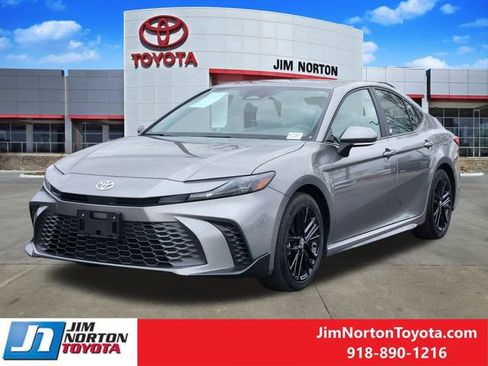 Used 2025 Toyota Camry SE image 3