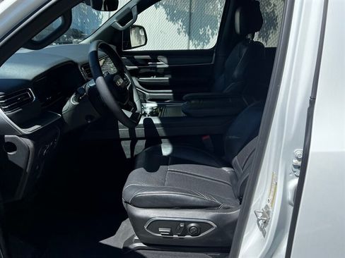 Used 2024 Jeep Wagoneer Series II w/ Flexible Seating Group AWD/4WD image 17