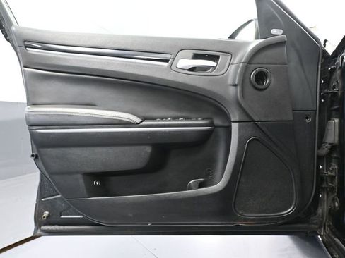 Used 2018 Chrysler 300 S image 18