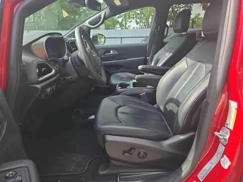 Used 2025 Chrysler Pacifica Select FWD image 3