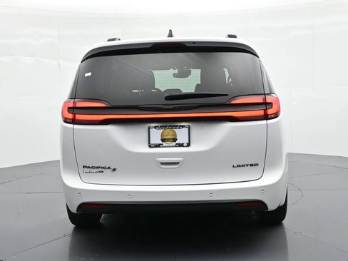 Used 2025 Chrysler Pacifica Limited image 7